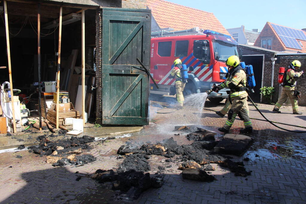 Schuur vat vlam na onkruid wegbranden