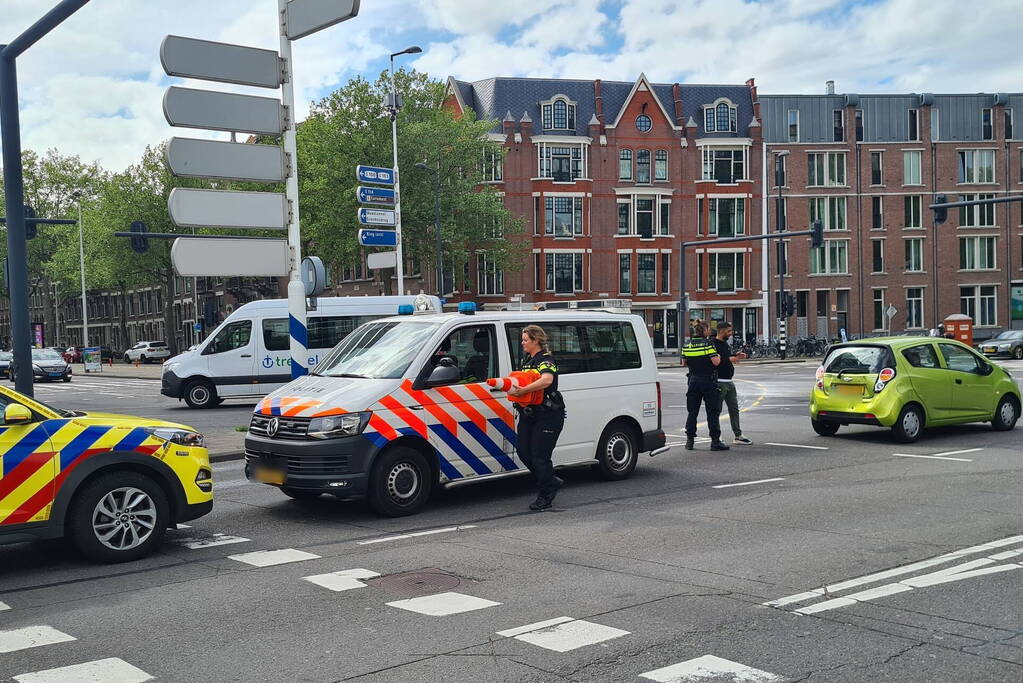 Taxibus botst op voorganger bij verkeerslicht