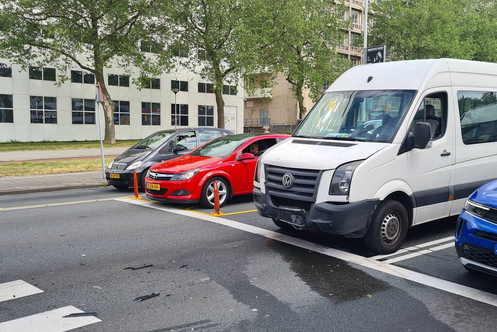 Taxibus botst op voorganger bij verkeerslicht