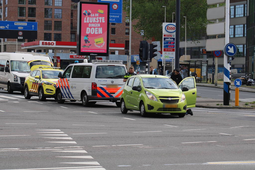 Taxibus botst op voorganger bij verkeerslicht