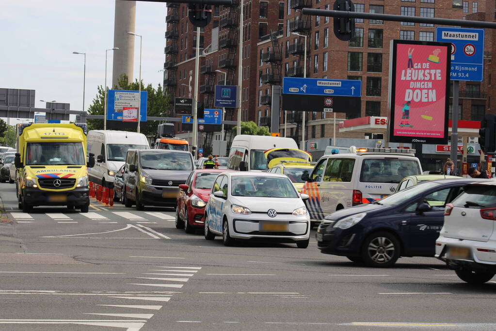 Taxibus botst op voorganger bij verkeerslicht