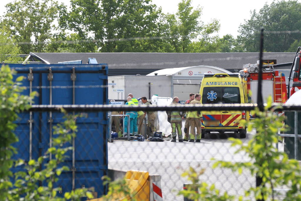 Man bekneld in papiercontainer op afvalbrengstation