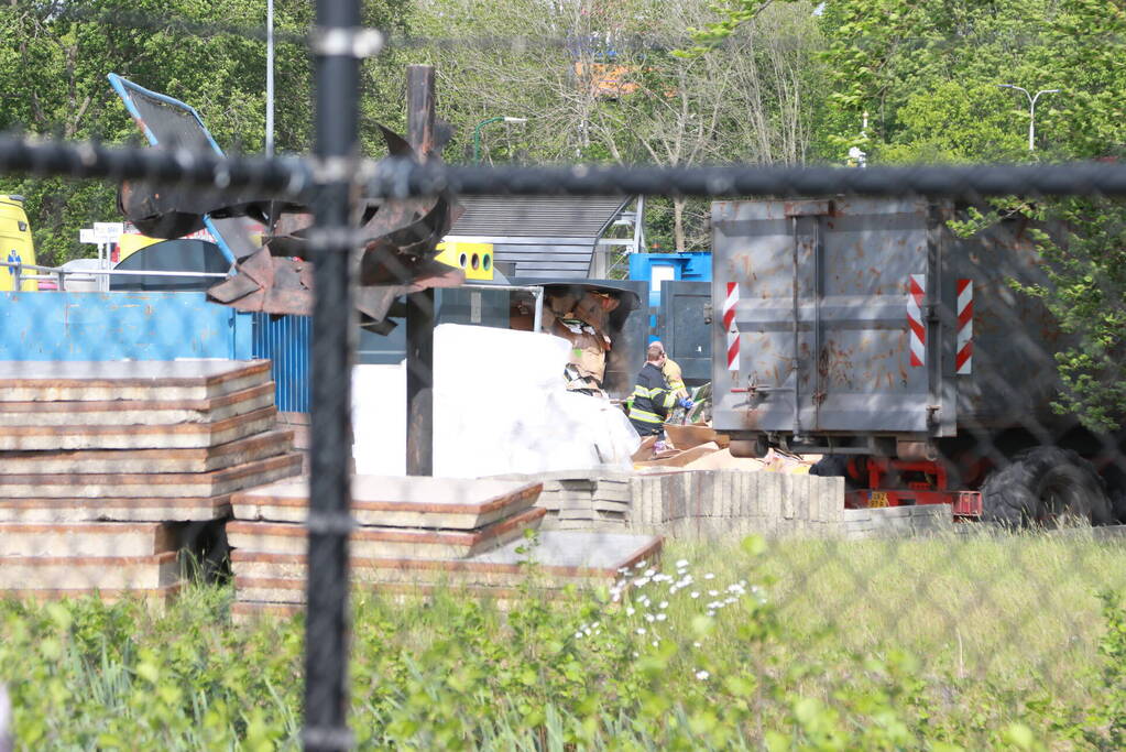 Man bekneld in papiercontainer op afvalbrengstation