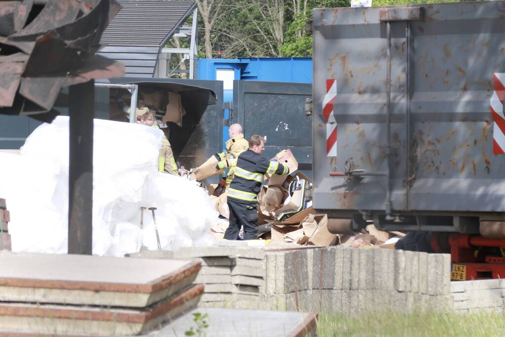 Man bekneld in papiercontainer op afvalbrengstation