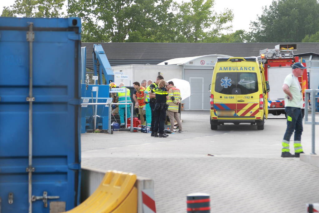 Man bekneld in papiercontainer op afvalbrengstation