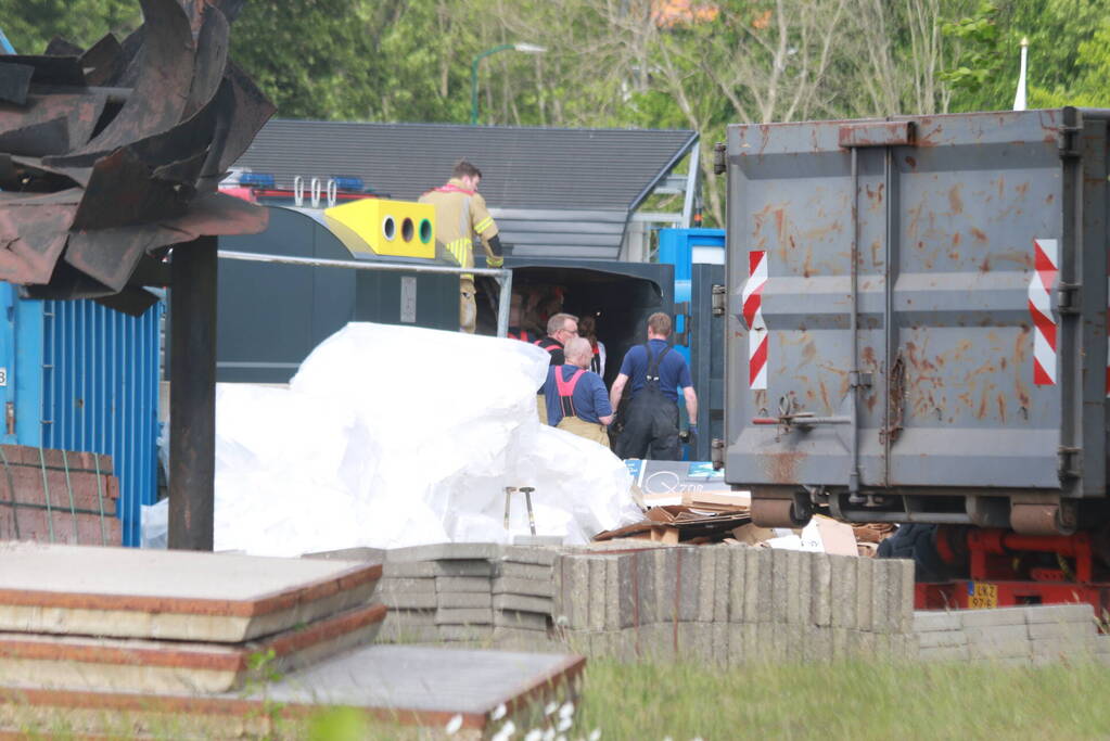 Man bekneld in papiercontainer op afvalbrengstation