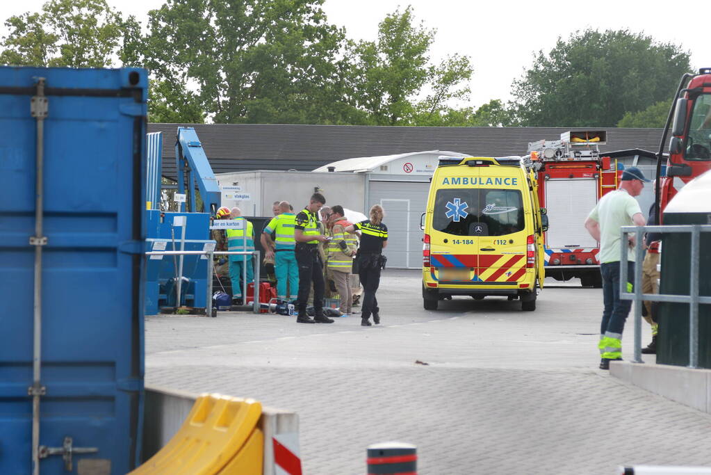 Man bekneld in papiercontainer op afvalbrengstation