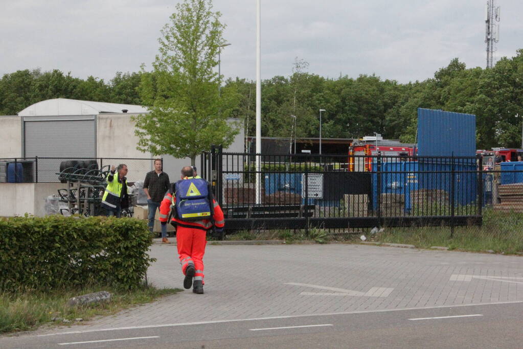 Man bekneld in papiercontainer op afvalbrengstation