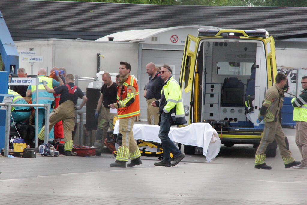 Man bekneld in papiercontainer op afvalbrengstation