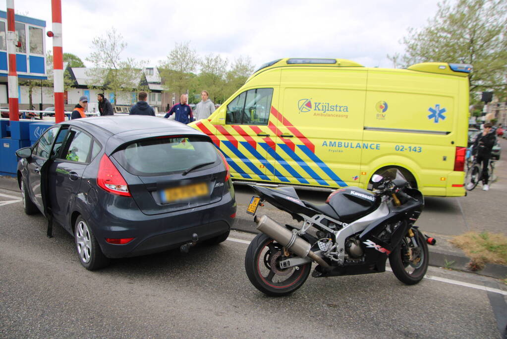 Automobilist botst op paal, motorrijder gaat onderuit
