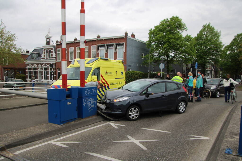 Automobilist botst op paal, motorrijder gaat onderuit