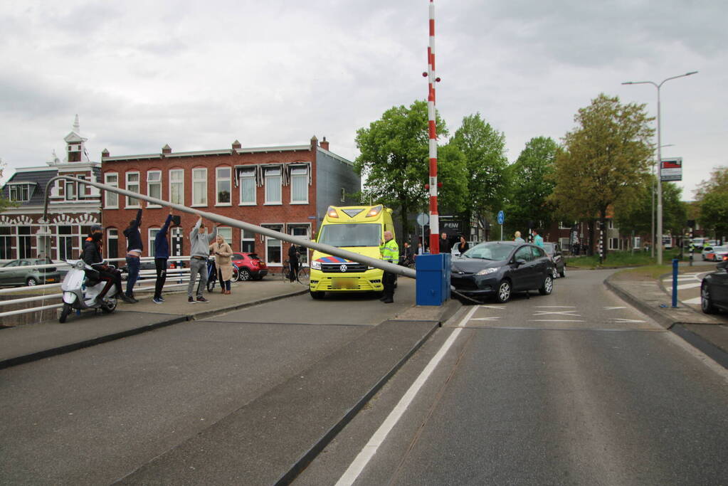 Automobilist botst op paal, motorrijder gaat onderuit