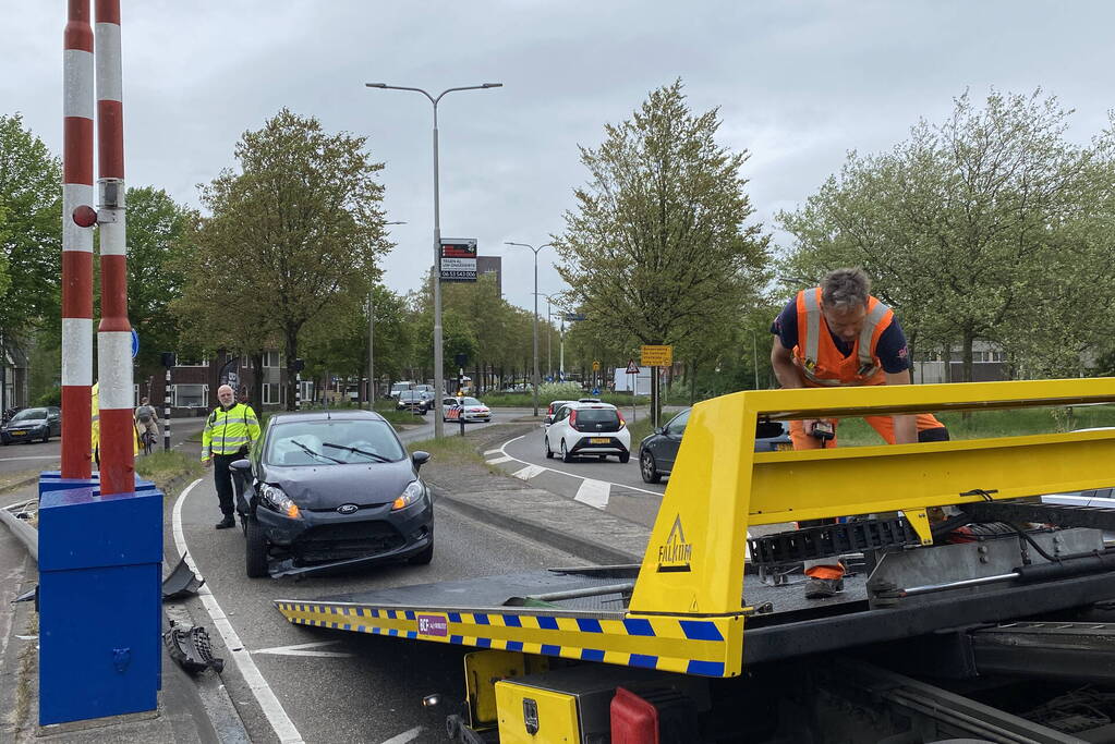 Automobilist botst op paal, motorrijder gaat onderuit