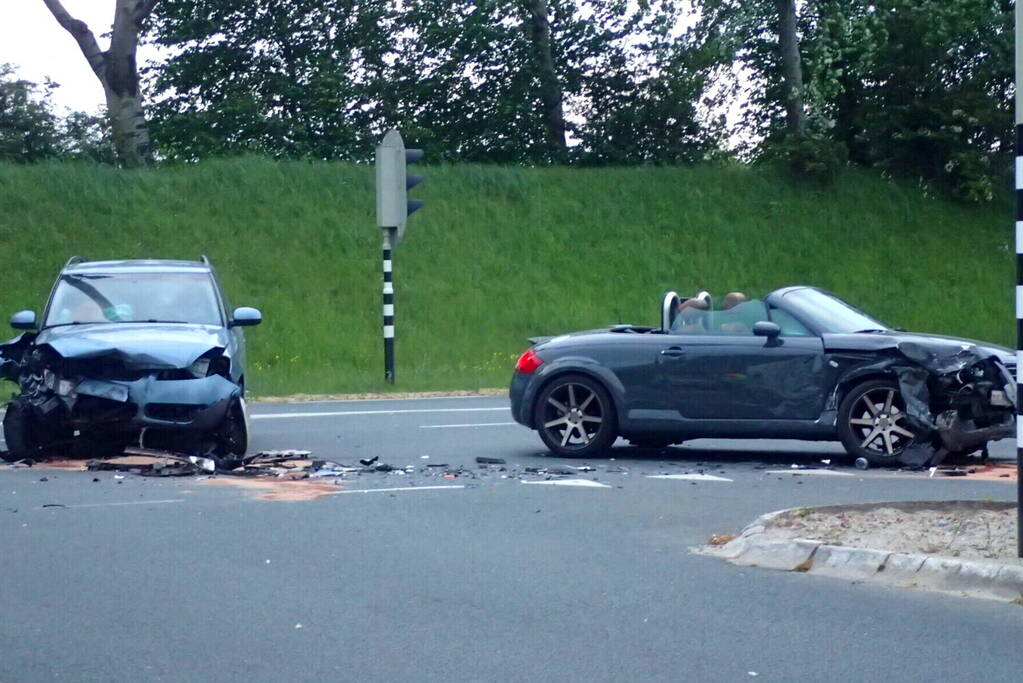 Veel schade na ongeval op kruising