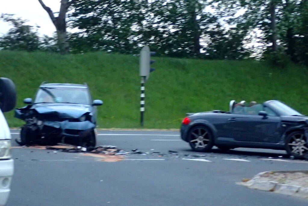 Veel schade na ongeval op kruising