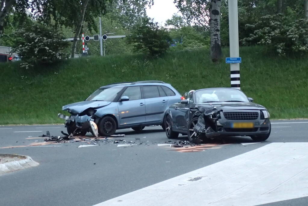 Veel schade na ongeval op kruising