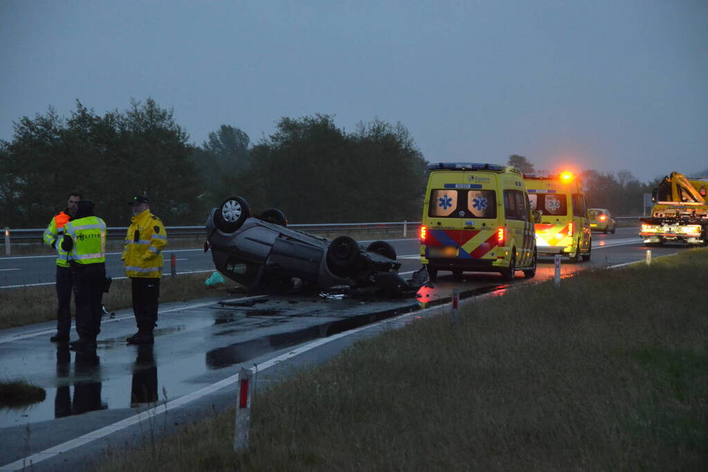 Auto belandt op de kop
