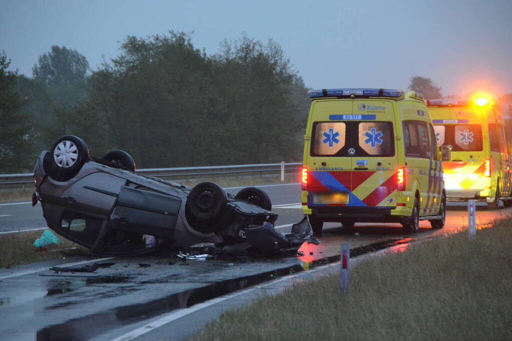 Auto belandt op de kop