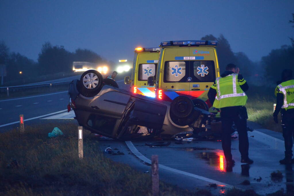 Auto belandt op de kop