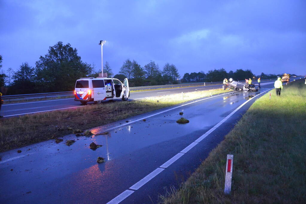 Auto belandt op de kop