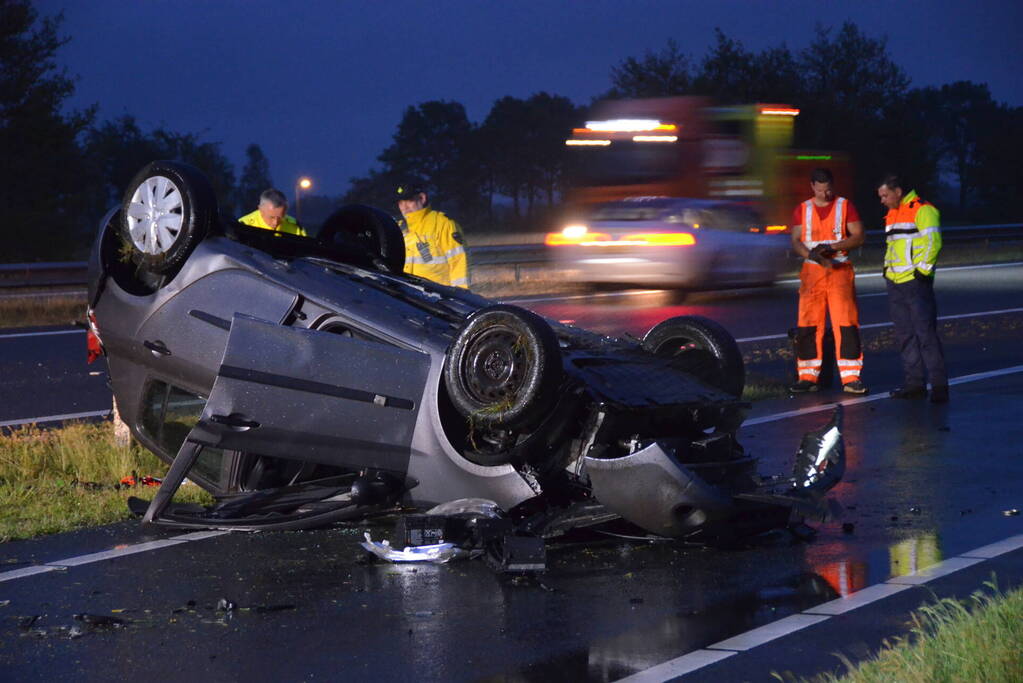 Auto belandt op de kop