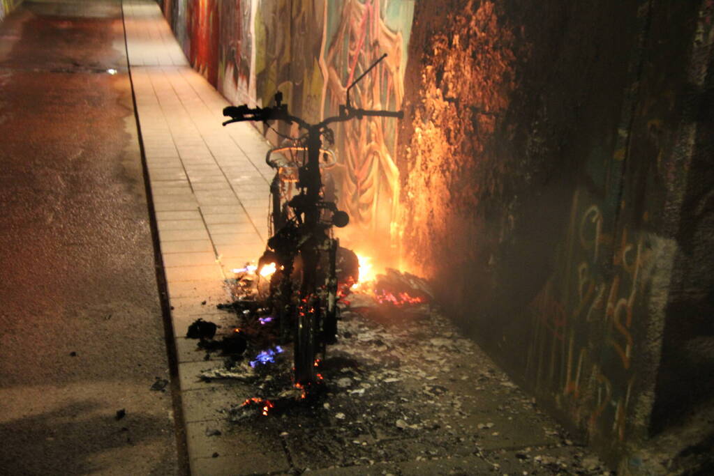 Scooter vat vlam in tunnel