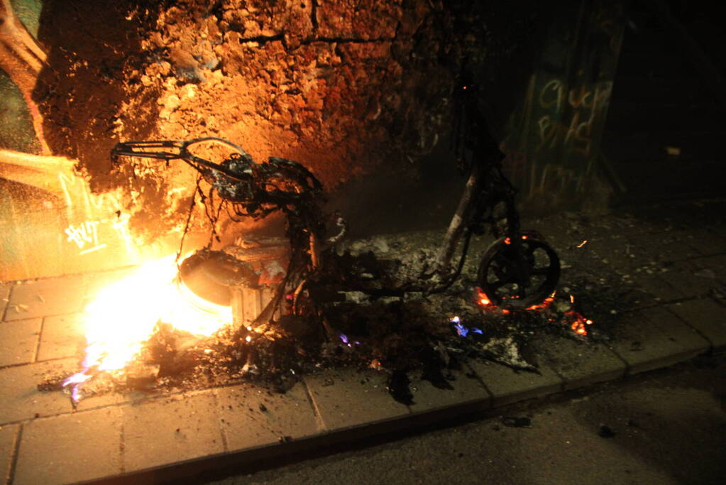 Scooter vat vlam in tunnel