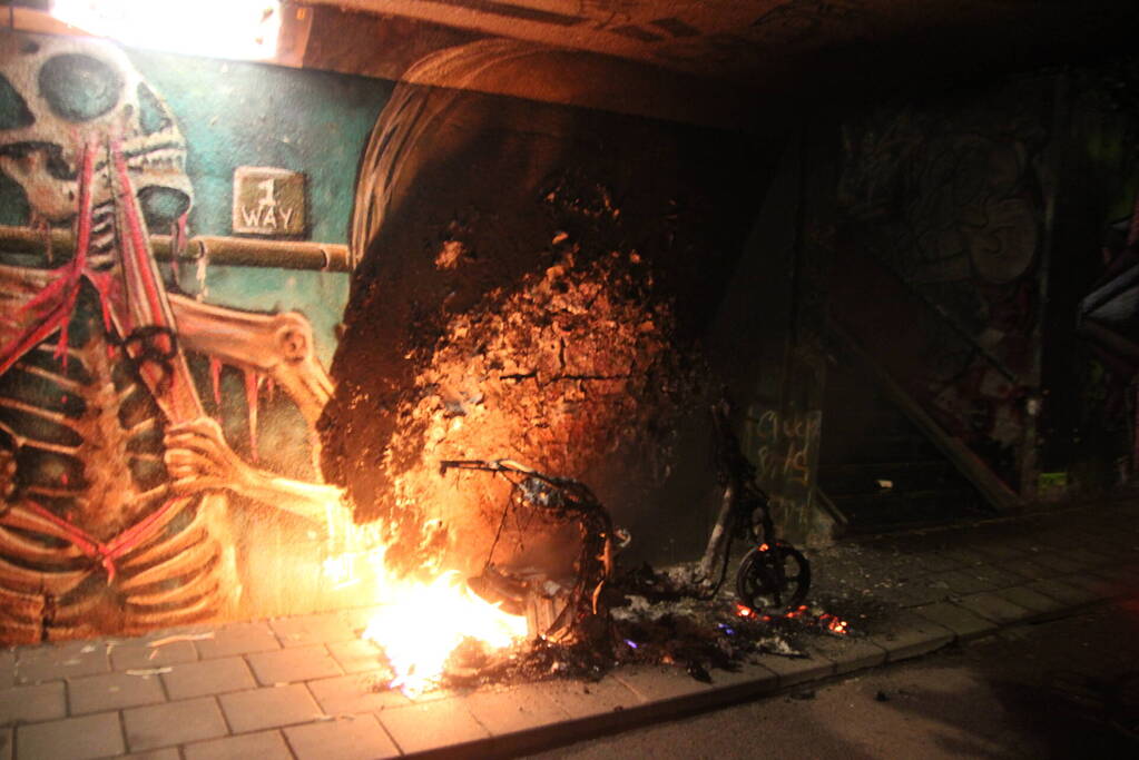 Scooter vat vlam in tunnel
