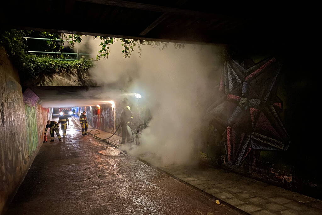 Scooter vat vlam in tunnel