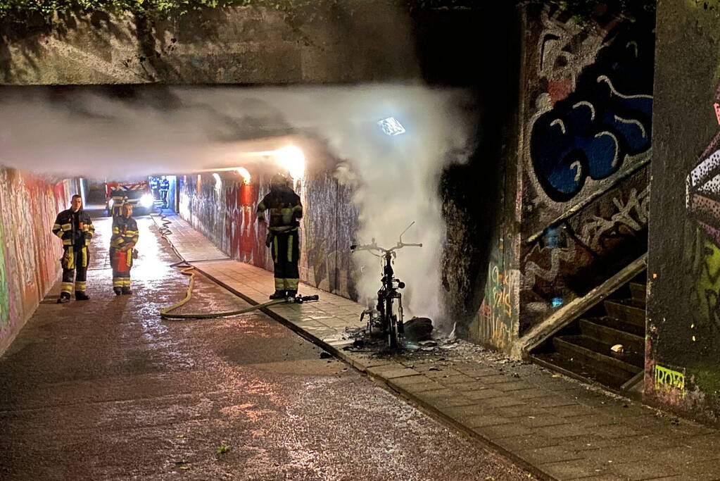Scooter vat vlam in tunnel