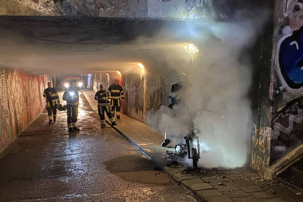 Scooter vat vlam in tunnel