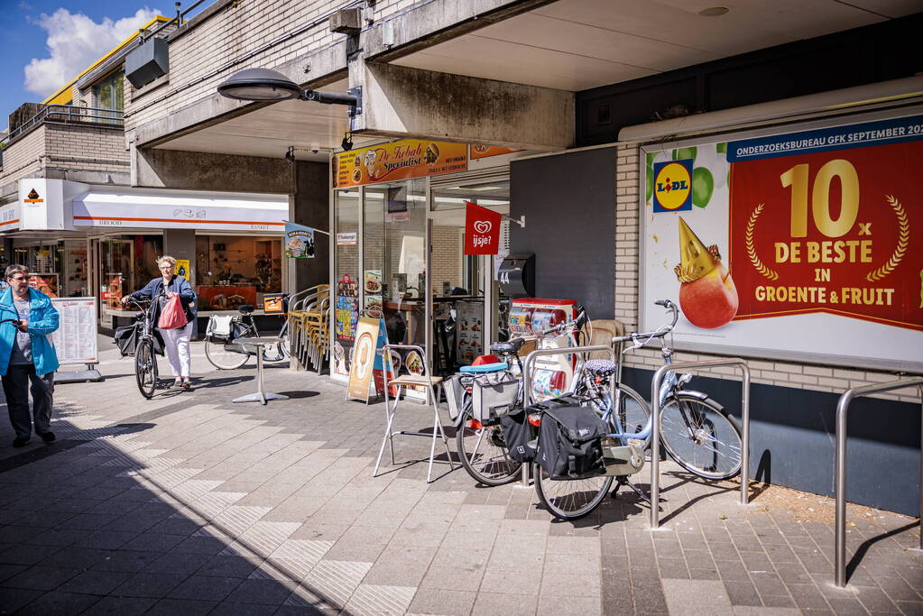 Raam aan diggelen bij inbraak De Kebab Specialist