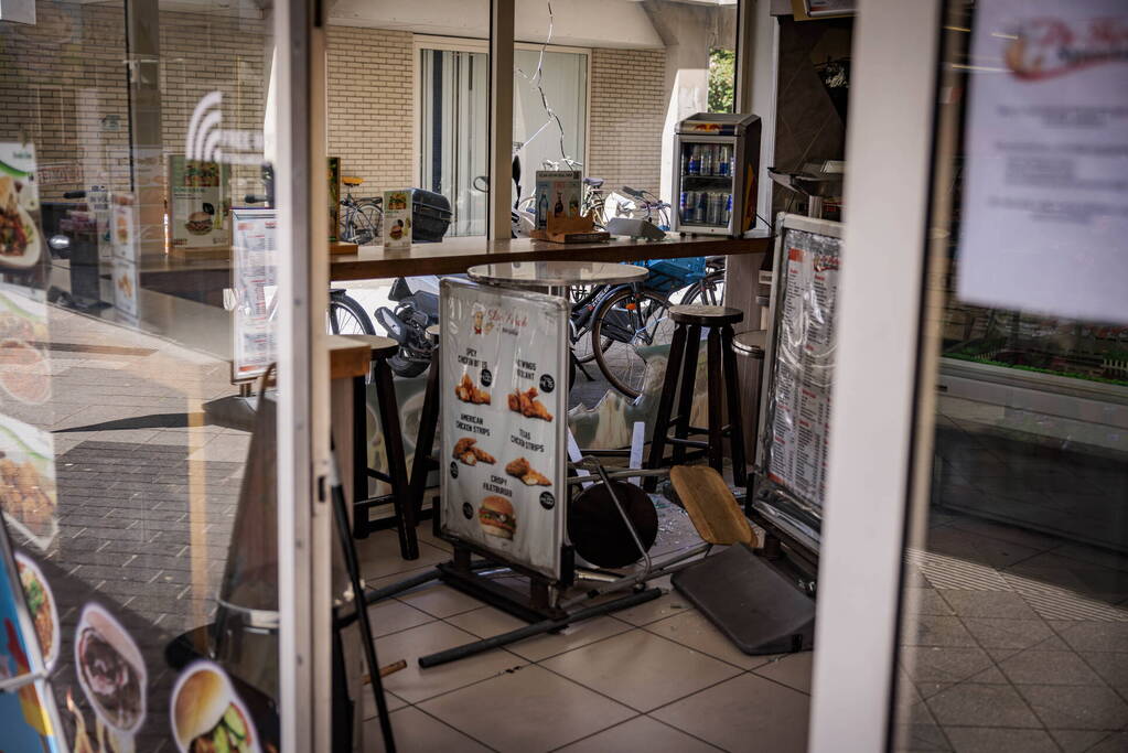 Raam aan diggelen bij inbraak De Kebab Specialist