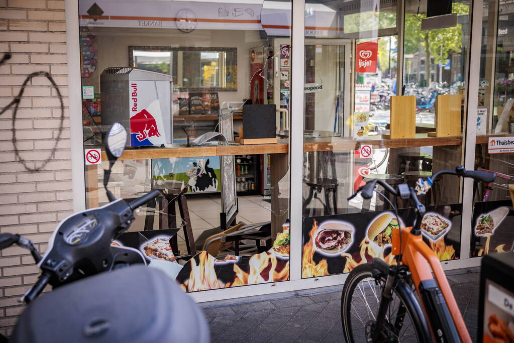 Raam aan diggelen bij inbraak De Kebab Specialist