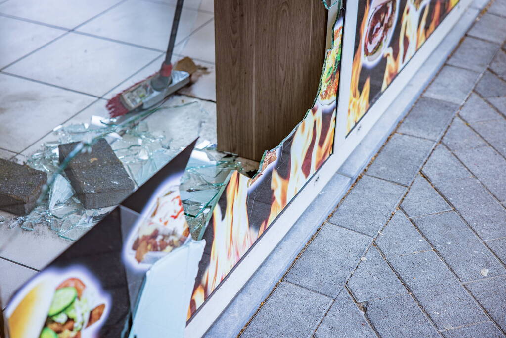 Raam aan diggelen bij inbraak De Kebab Specialist