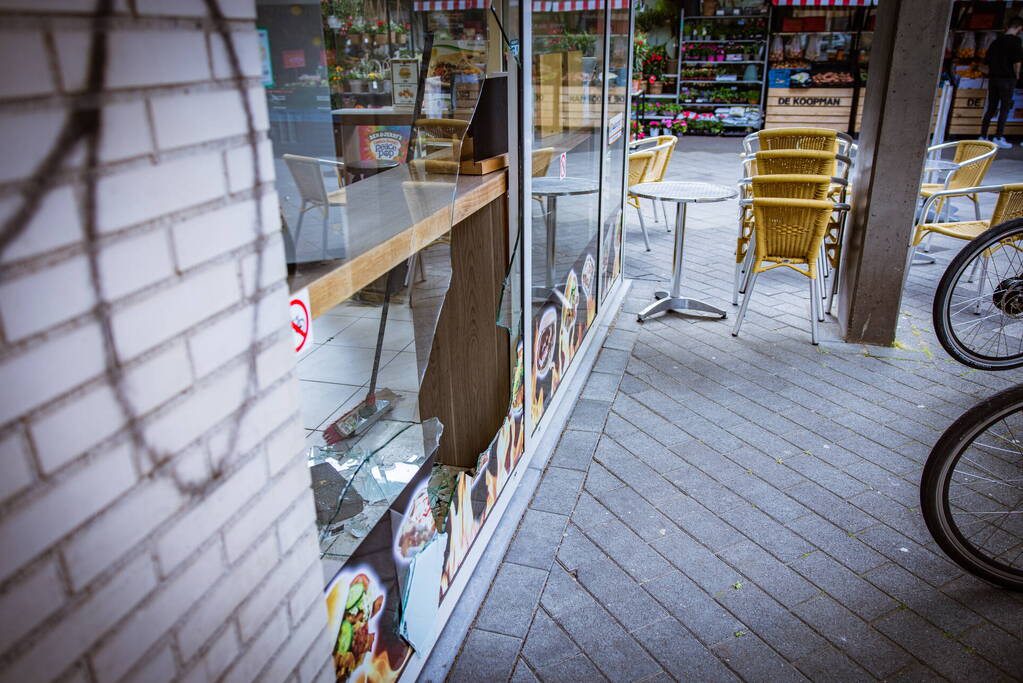 Raam aan diggelen bij inbraak De Kebab Specialist