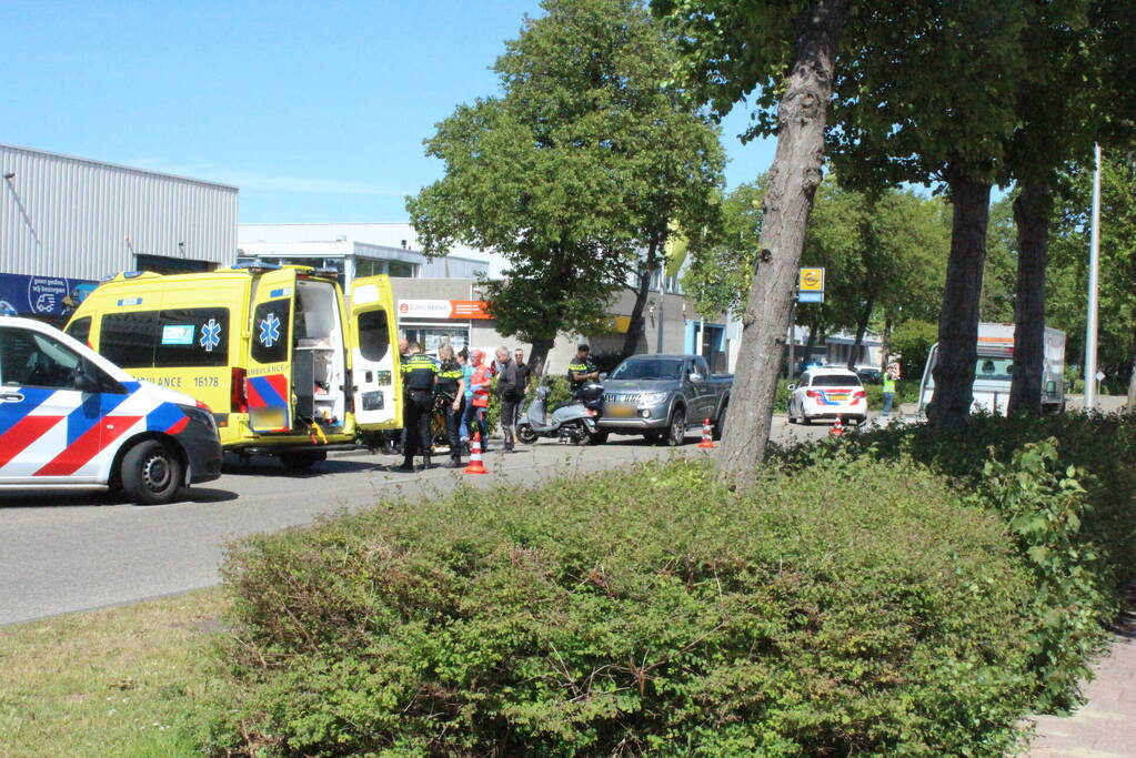Scooterrijder gewond bij botsing met pick-up truck