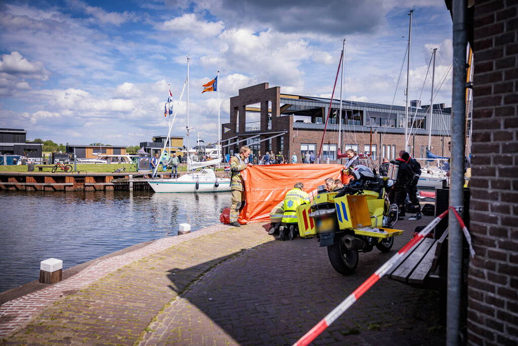 Schipper redt persoon uit het water