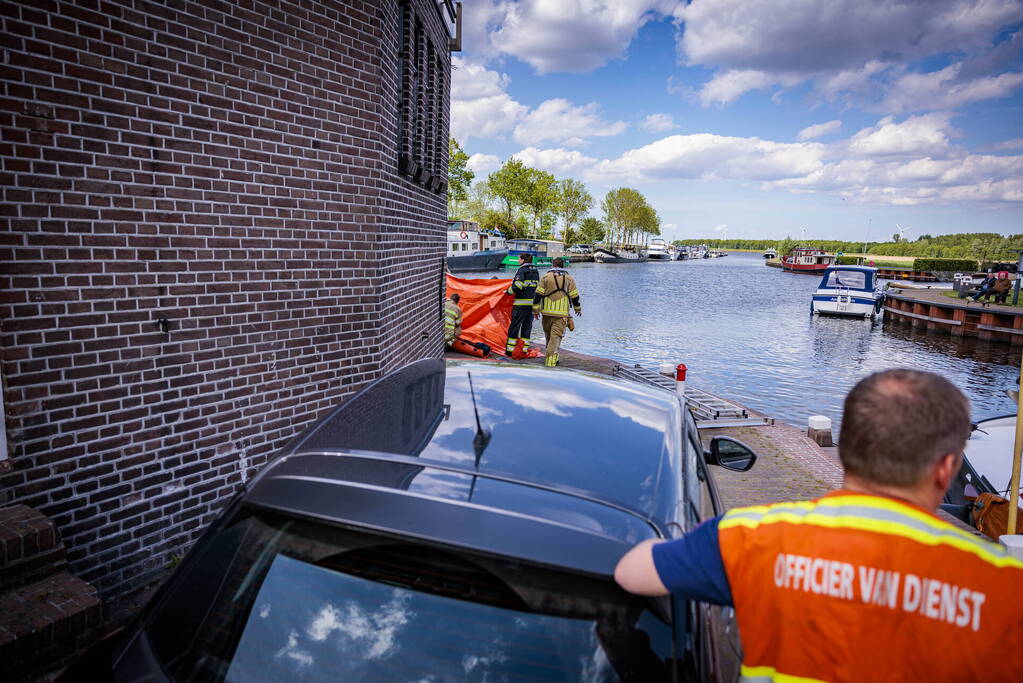 Schipper redt persoon uit het water