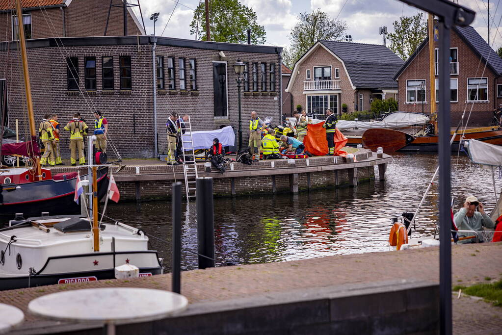 Schipper redt persoon uit het water