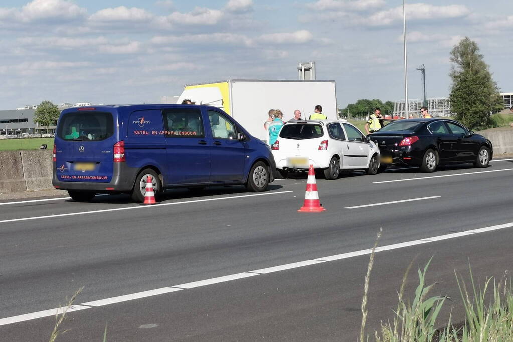 Drie voertuigen betrokken bij ongeval op snelweg