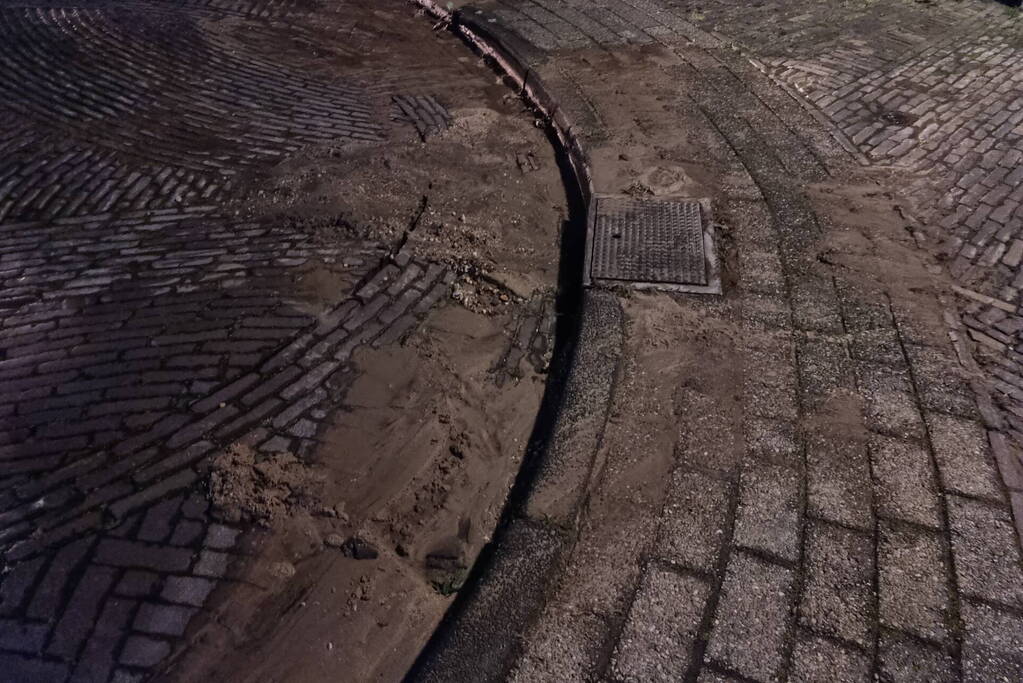 Meerdere wegen afgesloten vanwege waterlekkage