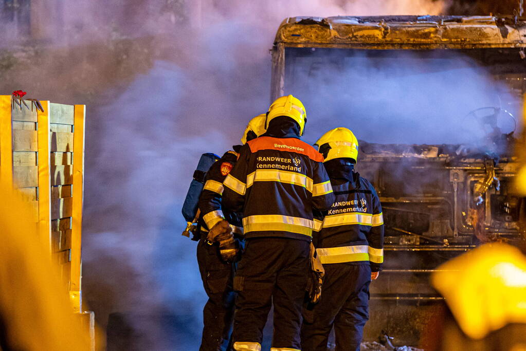 Vrachtwagen volledig uitgebrand