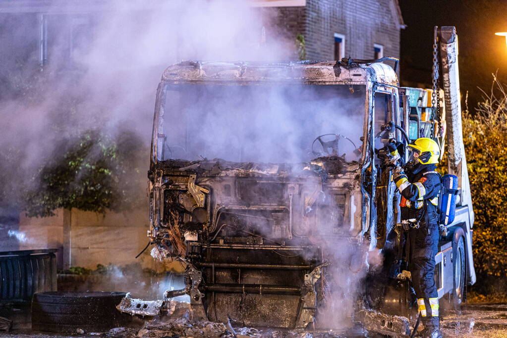 Vrachtwagen volledig uitgebrand