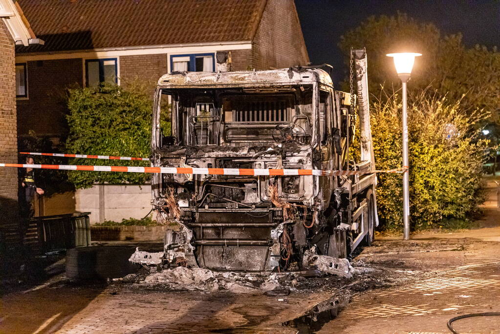 Vrachtwagen volledig uitgebrand