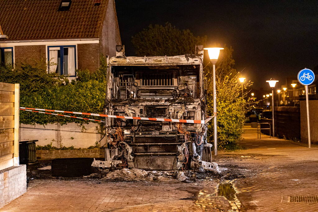 Vrachtwagen volledig uitgebrand