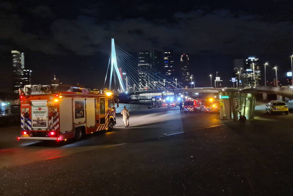 Grote zoekactie naar persoon te water Erasmusbrug