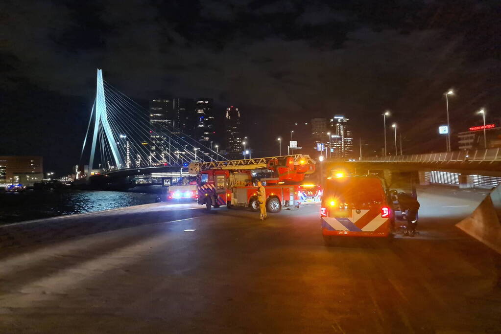 Grote zoekactie naar persoon te water Erasmusbrug