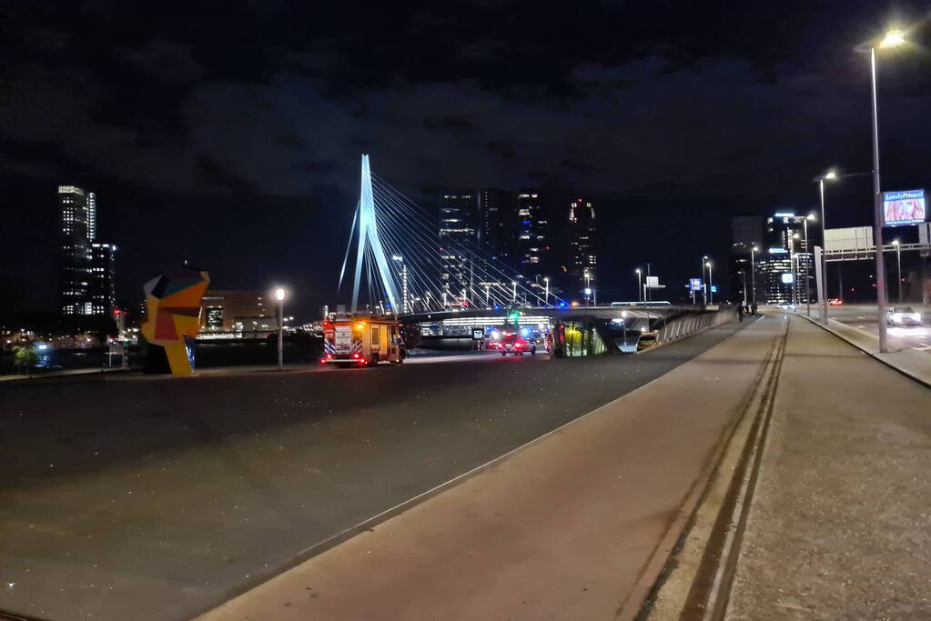 Grote zoekactie naar persoon te water Erasmusbrug