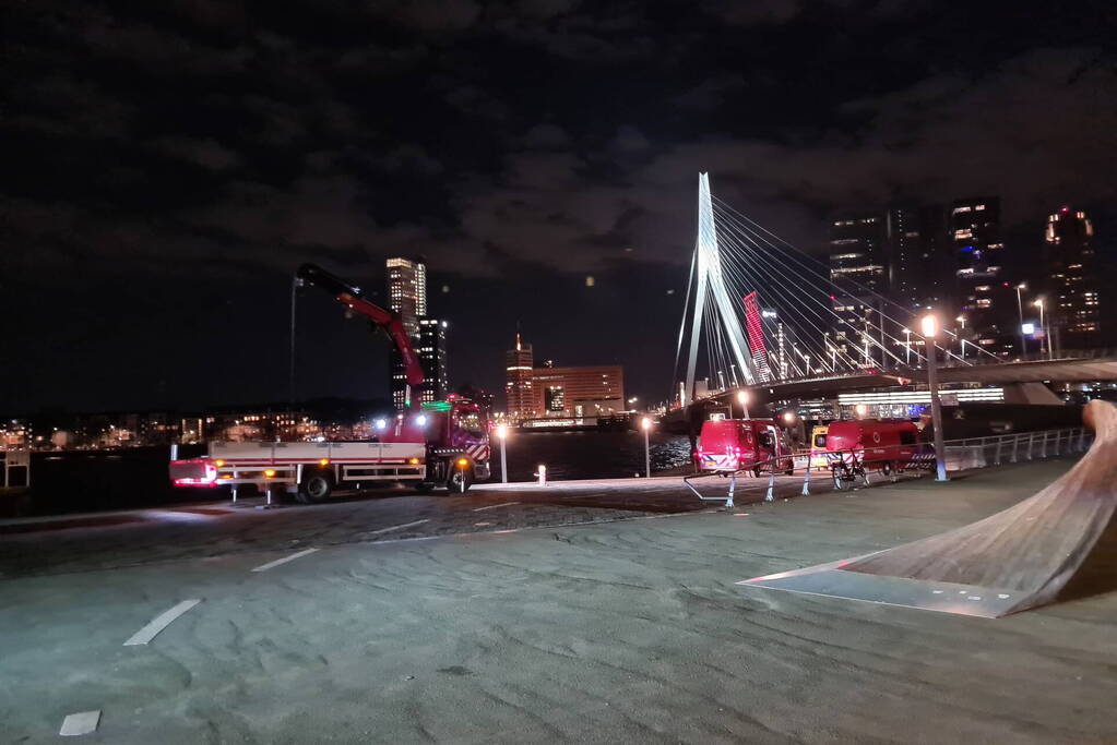 Grote zoekactie naar persoon te water Erasmusbrug